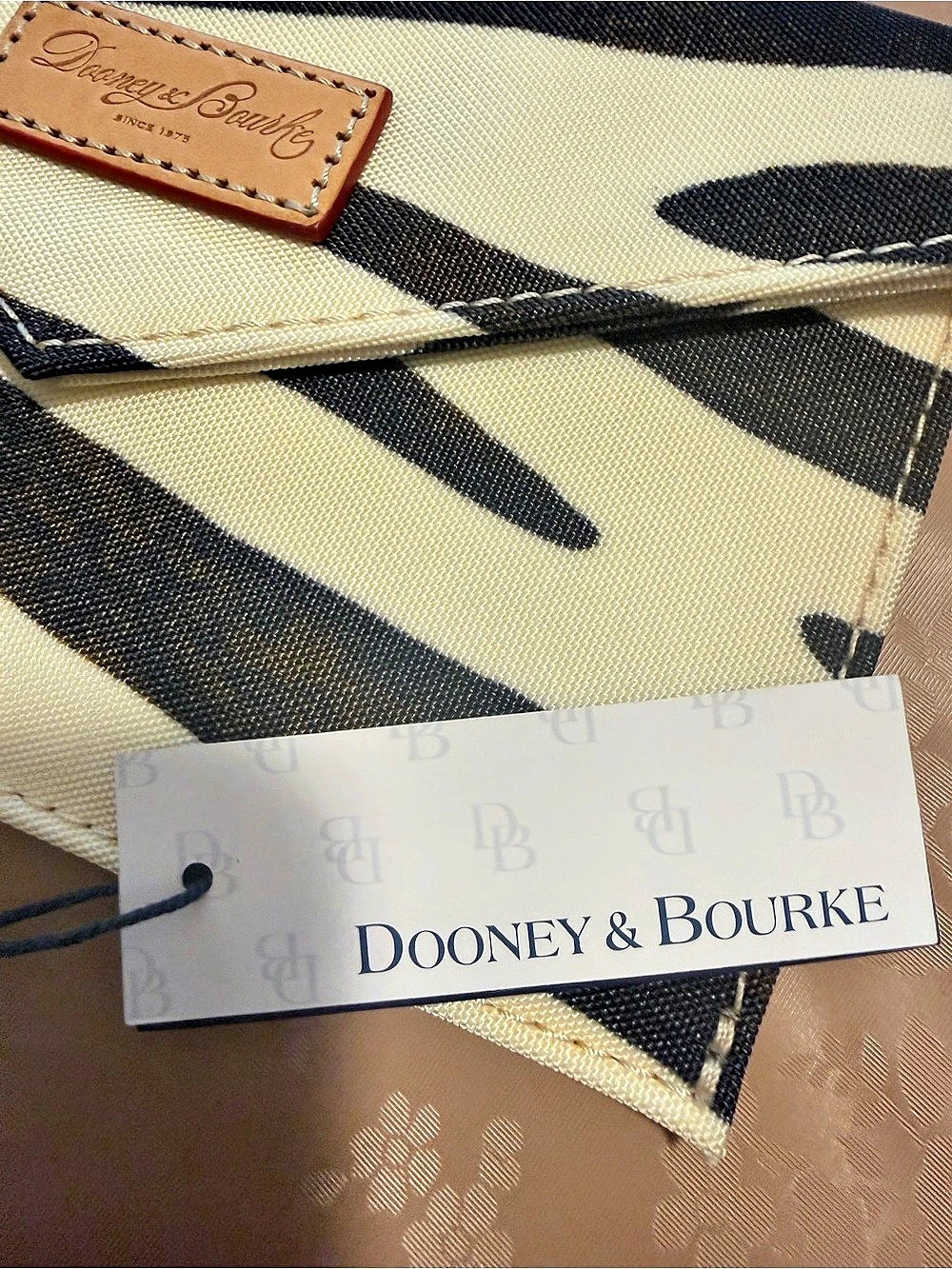 Dooney & Bourke GWP13 EX Black & Cream Abstract Clutch NWT - Picture 5 of 6